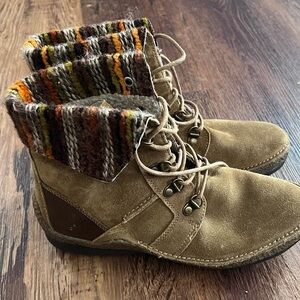 Tan Suede Ankle Boots / Knit Cuff Womens size 7.5 Leather Upper Propet brand.